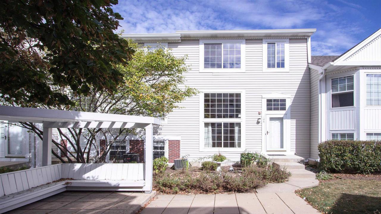 108 Hidden Creek Ln., North Aurora, IL 60542