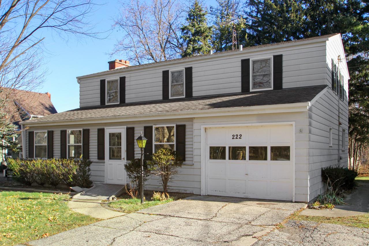 222 Pleasant St., Woodstock, IL 60098