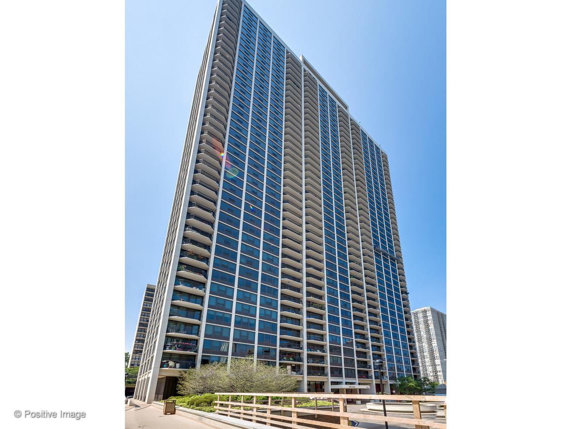 1560 N Sandburg Ter. #4007J, Chicago, IL 60610