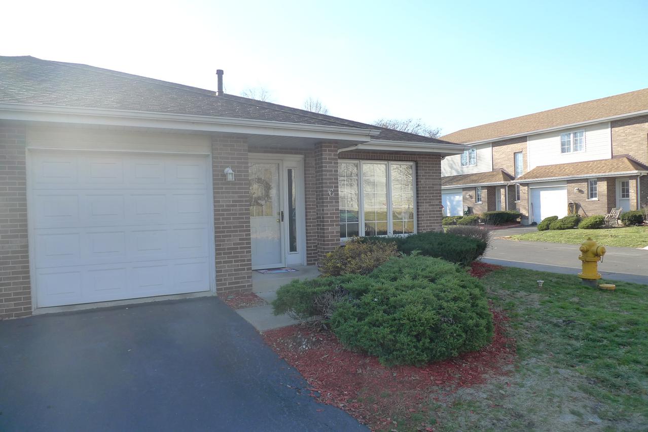 11030 S Roberts Rd. #6, Palos Hills, IL 60465