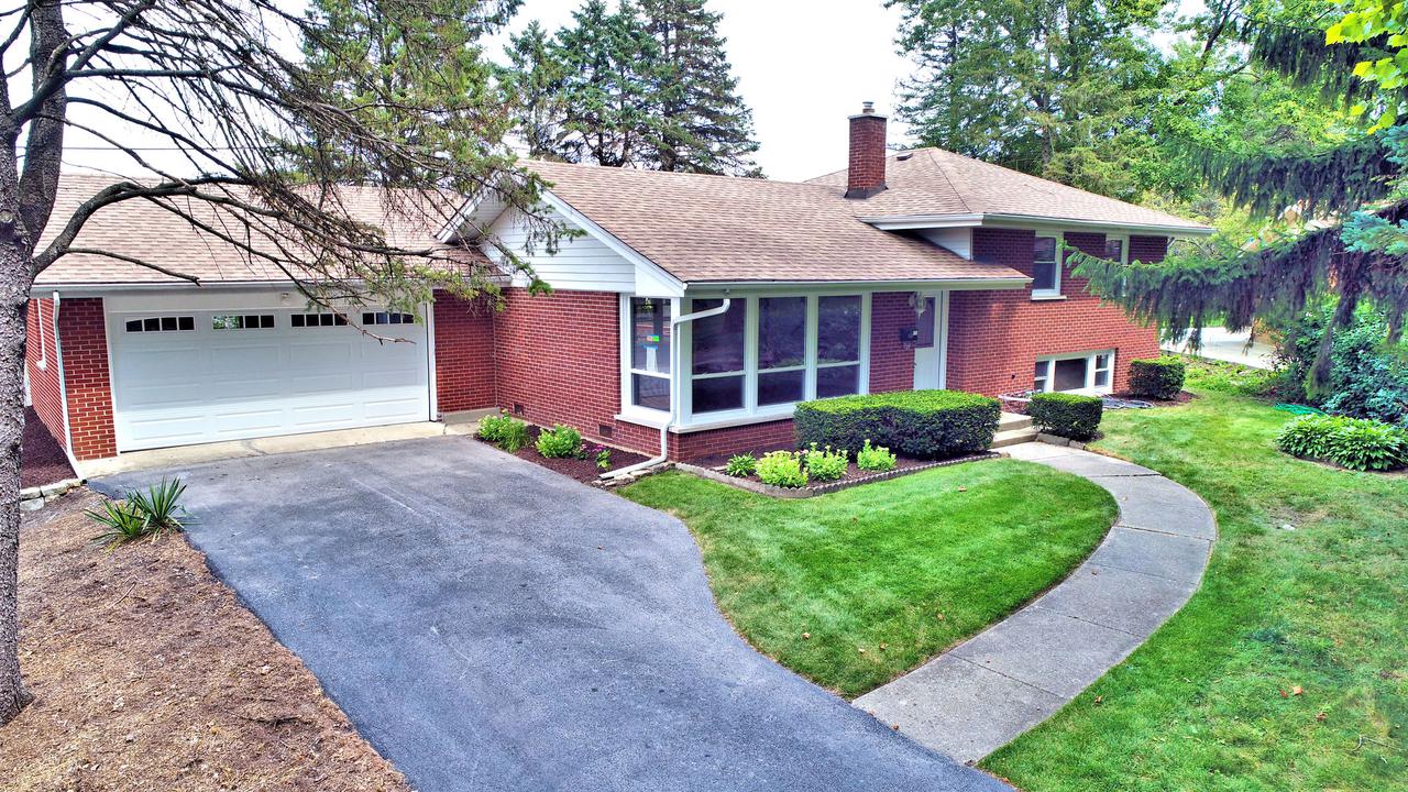 914 Hickory Ln., Naperville, IL 60540