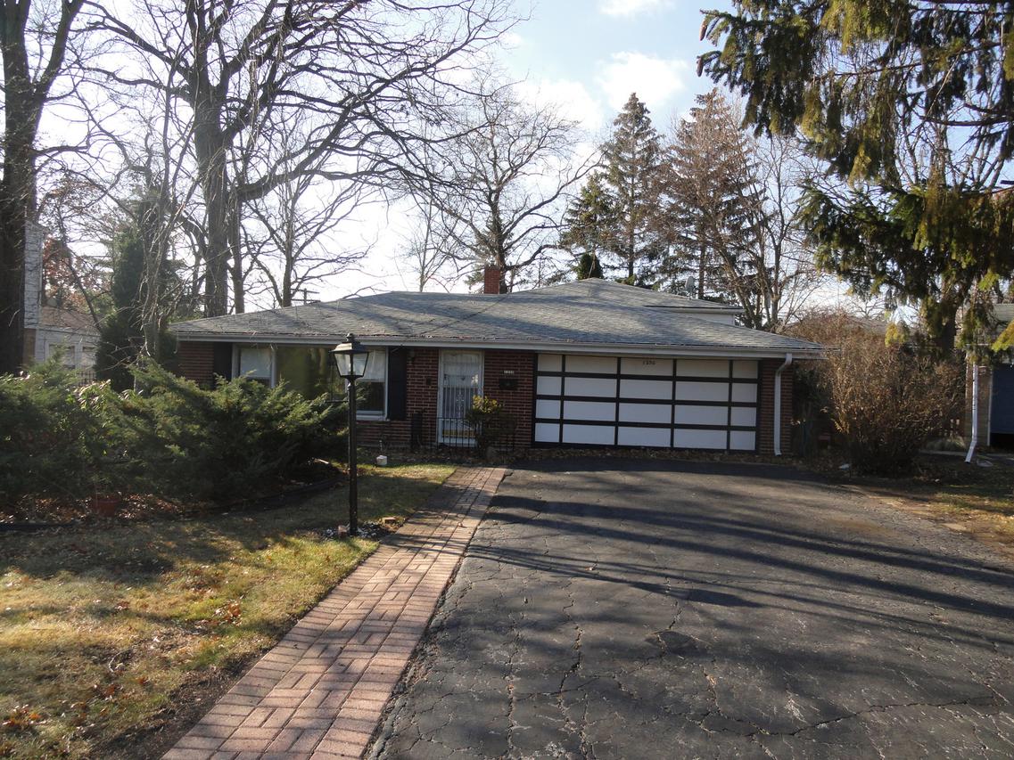 1230 Castle Dr., Glenview, IL 60025
