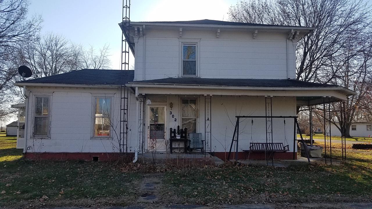 302 Second St., Hindsboro, IL 61930