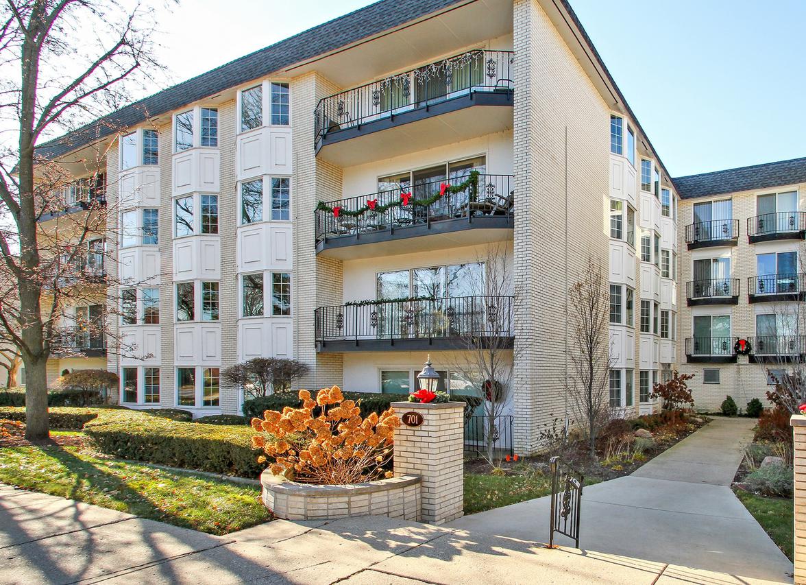 701 Ridge Rd. #4B, Wilmette, IL 60091