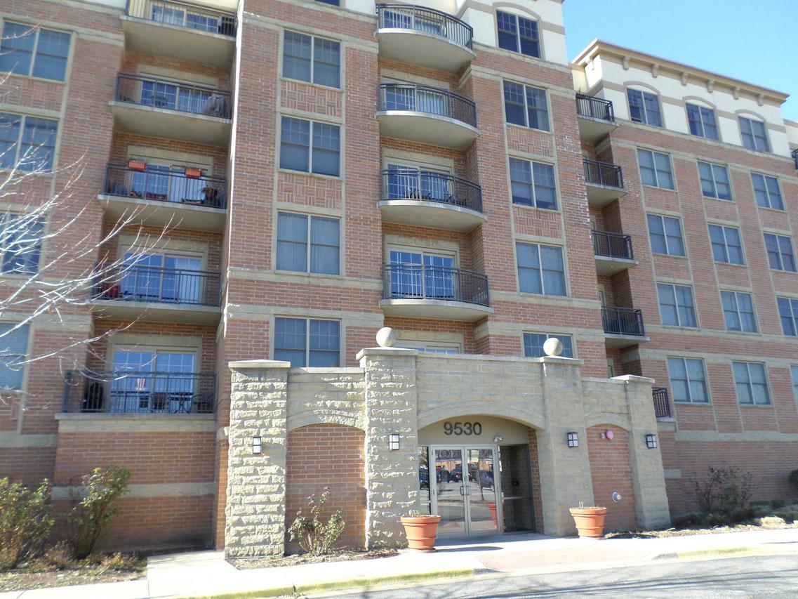 9530 Cook Ave. #211, Oak Lawn, IL 60453
