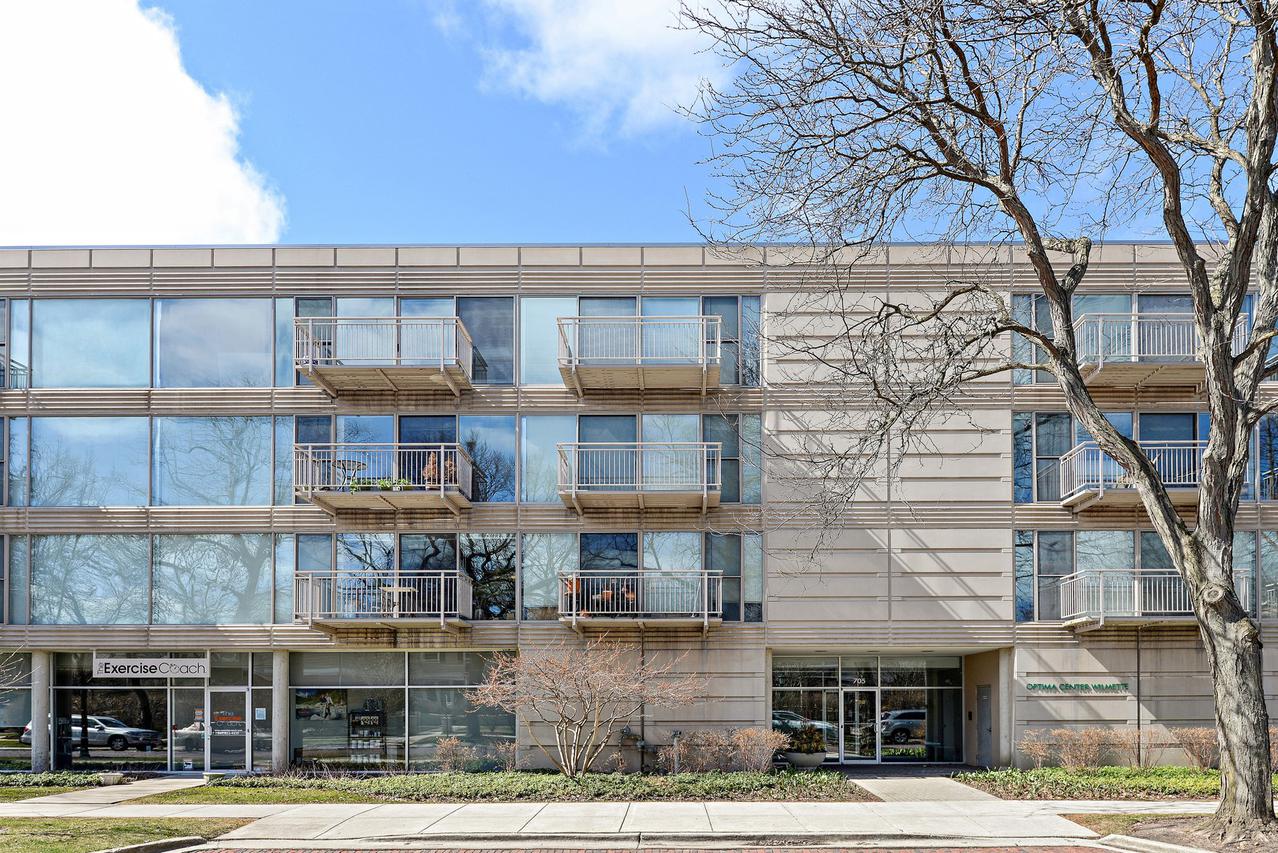 705 11th St. #301, Wilmette, IL 60091