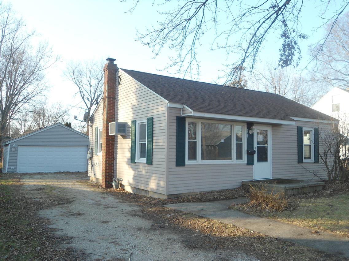 907 S 7th St., Dekalb, IL 60115