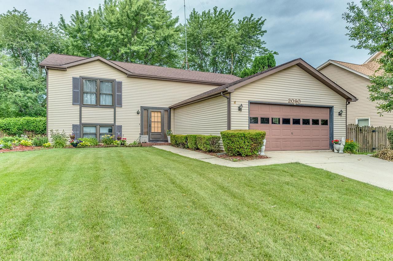 2080 Maplewood Cir., Naperville, IL 60563
