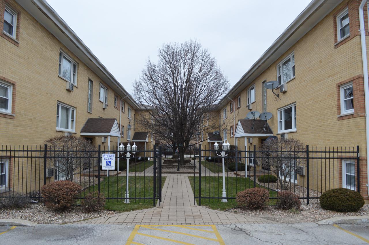 6630 W 95th St. #2D, Oak Lawn, IL 60453