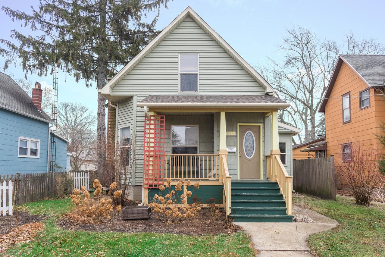 214 Maplewood Ave., Dekalb, IL 60115
