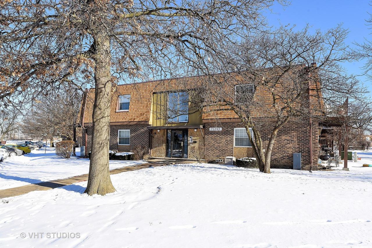 7S065 Suffield Ct. #201F, Westmont, IL 60559