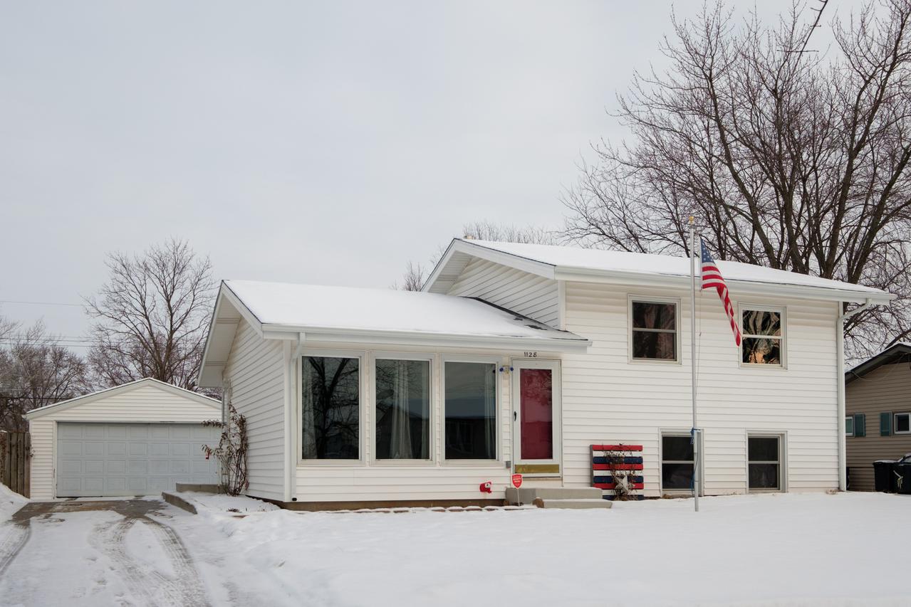 1128 Ramona Ter., Machesney Park, IL 61115