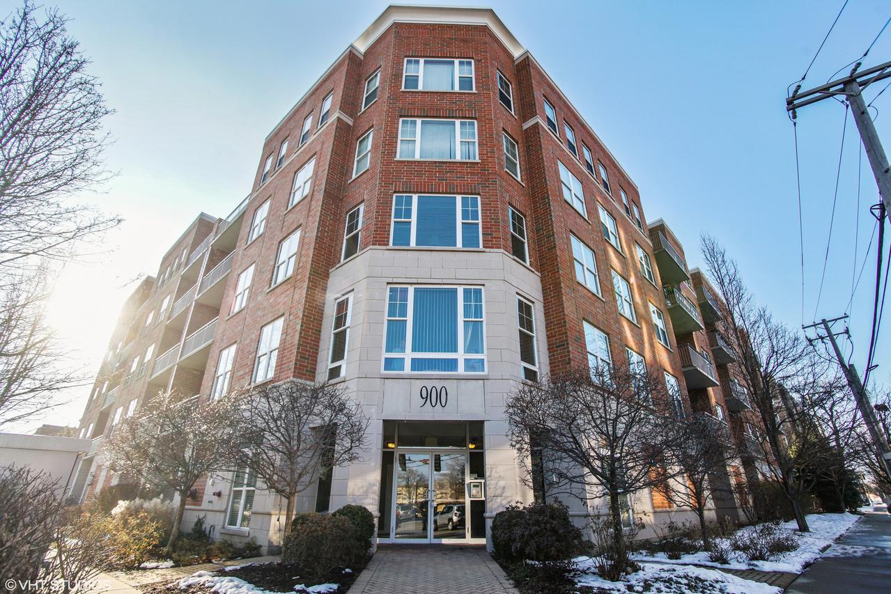 900 Lee St. #204, Des Plaines, IL 60016