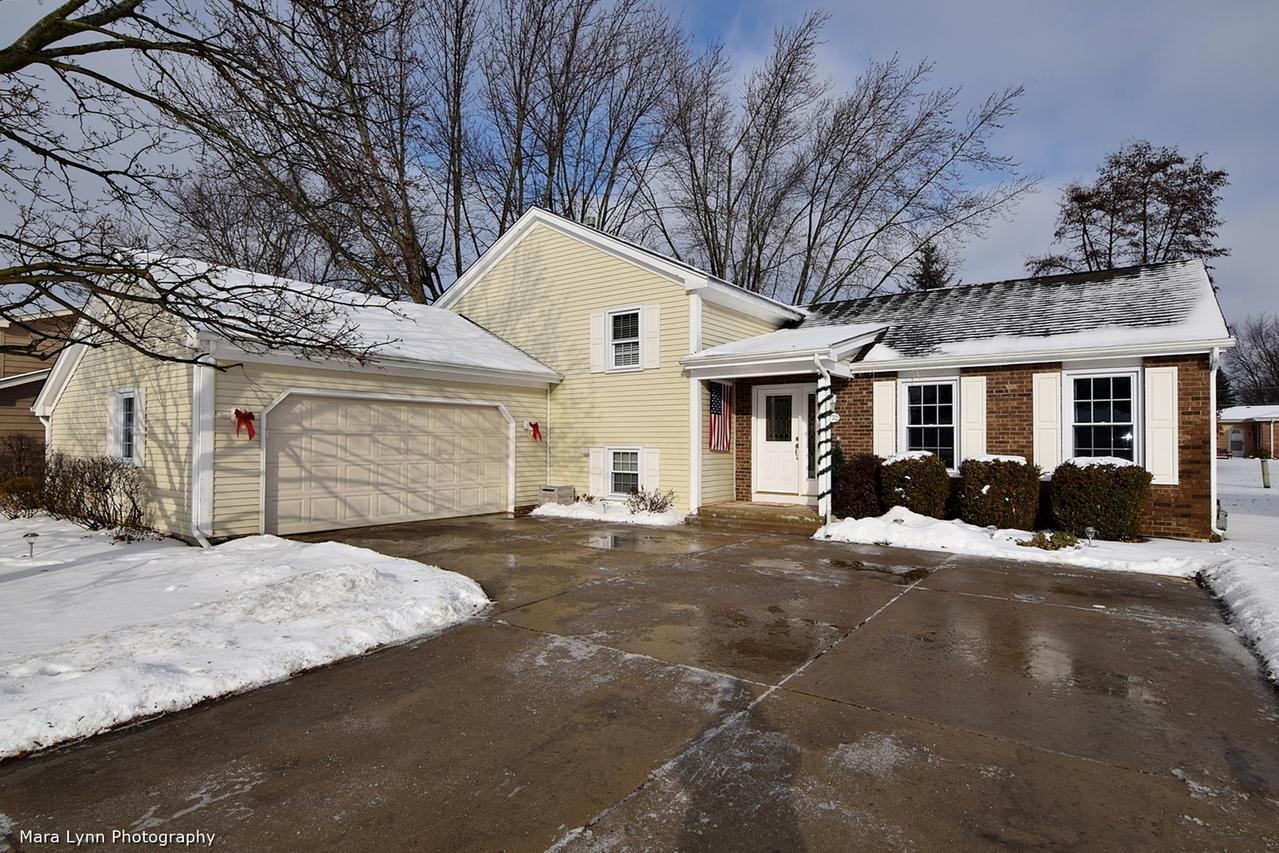 770 Donna Ave., Aurora, IL 60505
