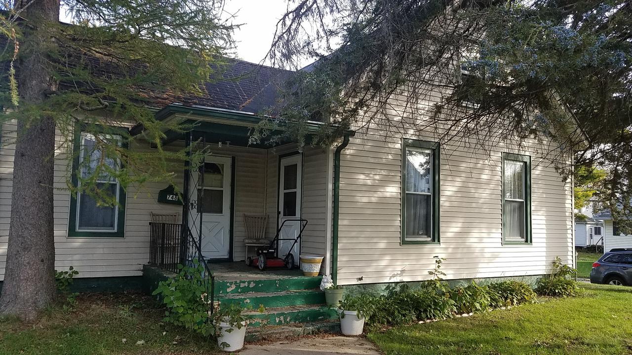 748 E Center St., Freeport, IL 61032