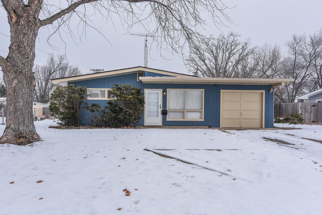 327 Kingswood Dr., North Aurora, IL 60542