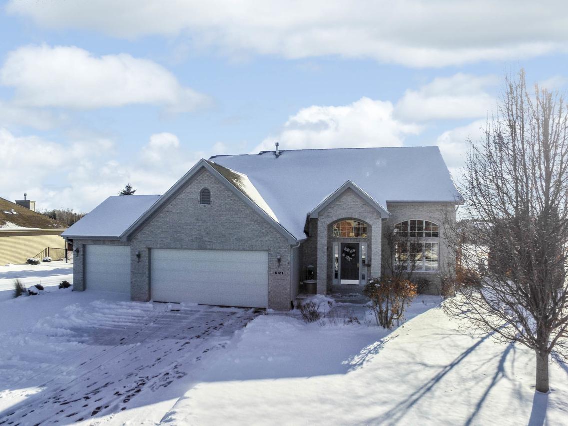 6121 Sweet Grass Dr., Roscoe, IL 61073