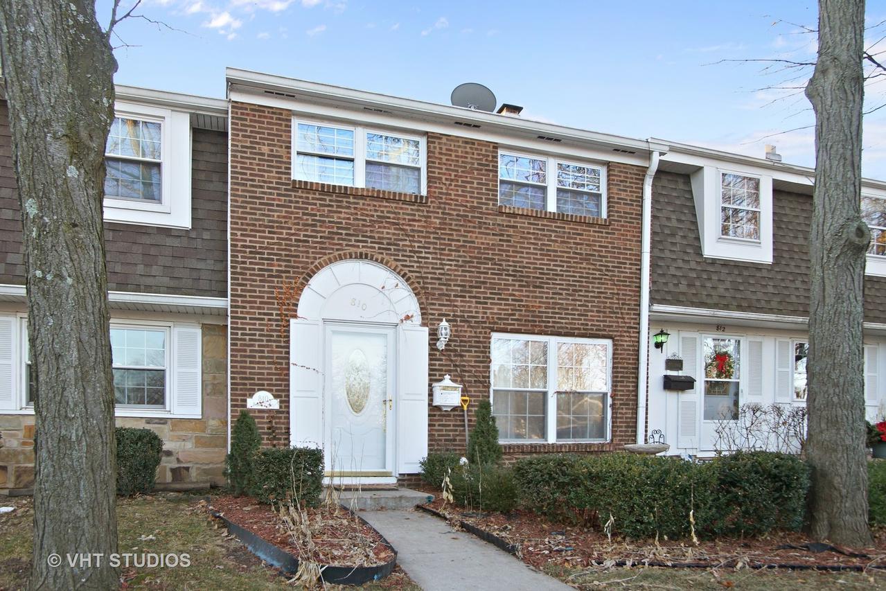 810 Bishop Ct., Schaumburg, IL 60194