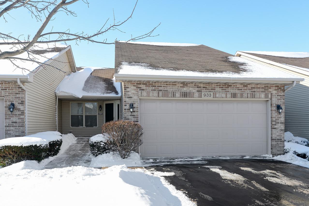933 Foxpointe Dr., Sycamore, IL 60178