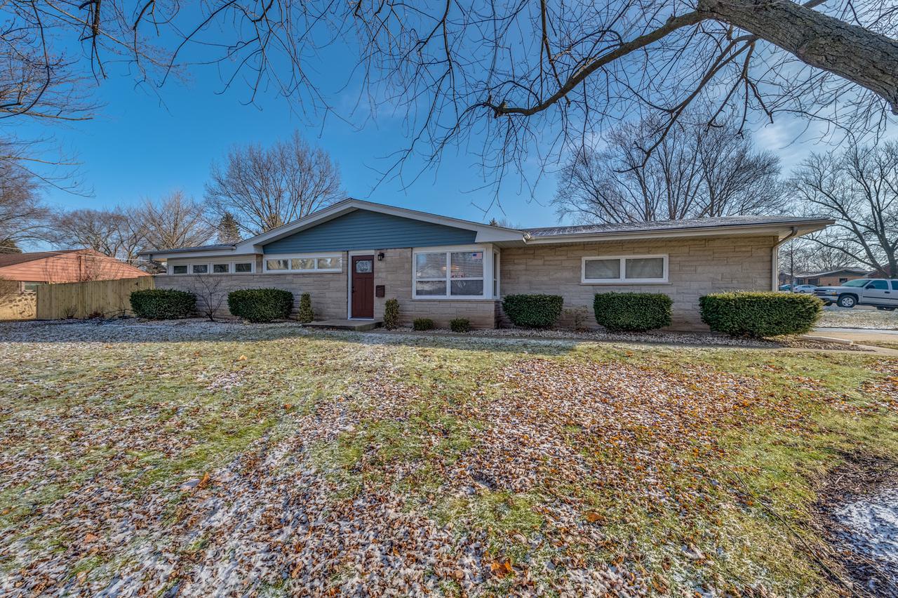 313 April Ct., North Aurora, IL 60542