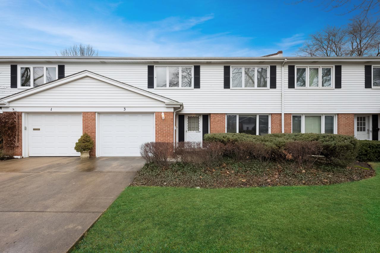 3 S Regency Drive West, Arlington Heights, IL 60004