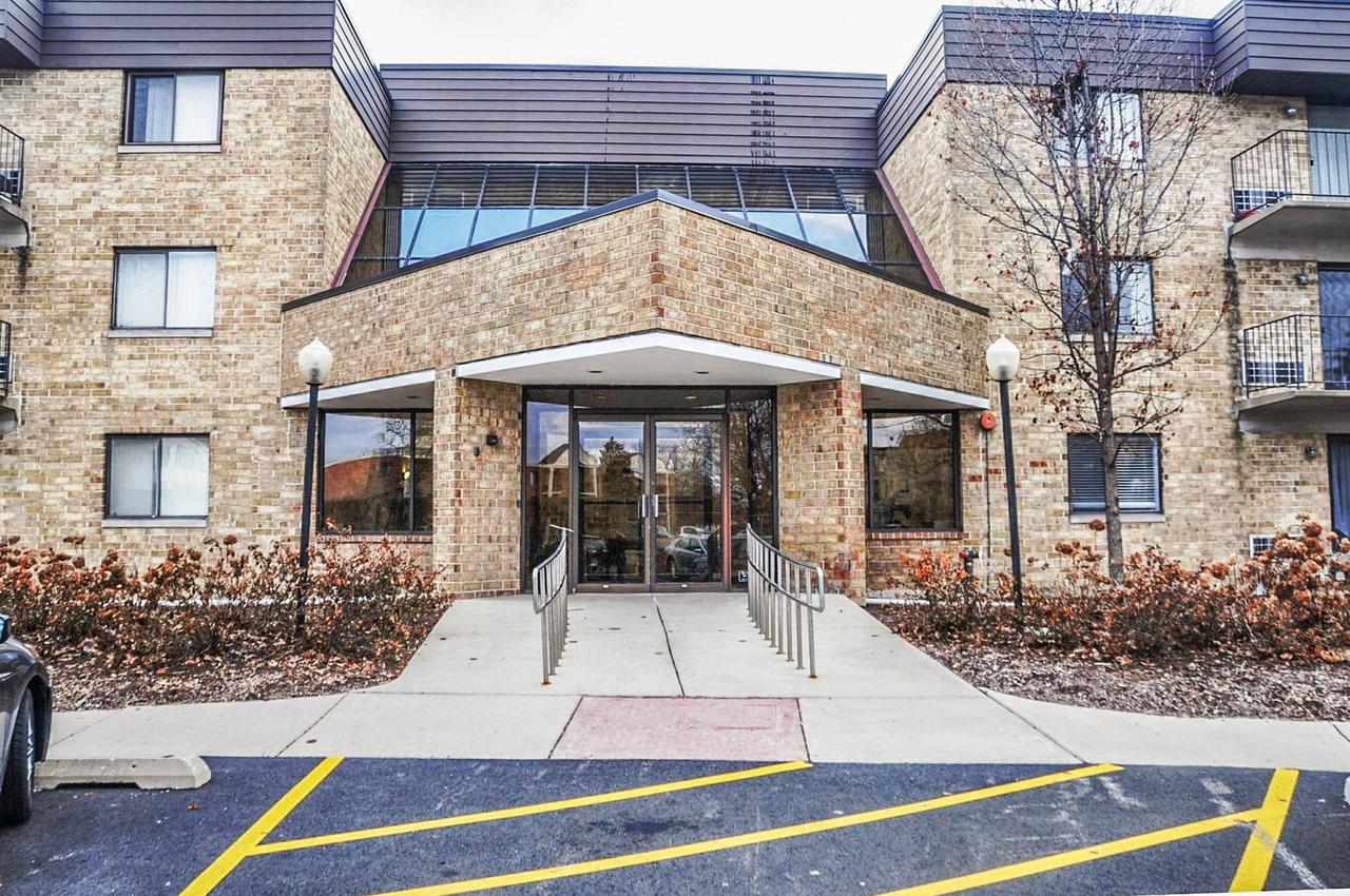 5550 Astor Ln. #203, Rolling Meadows, IL 60008