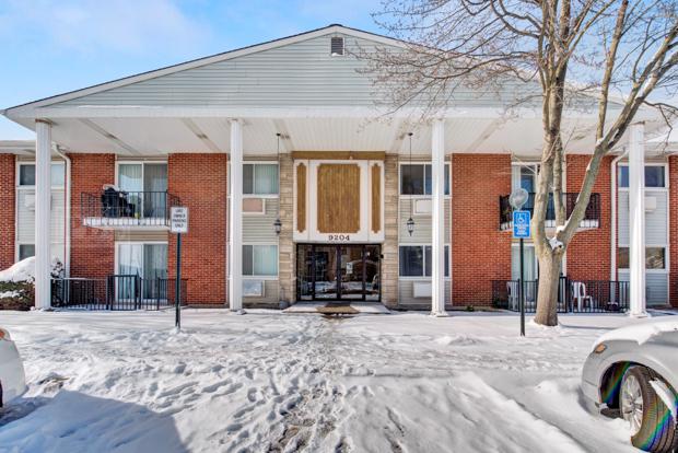 9204 Bumble Bee Dr. #2G, Des Plaines, IL 60016