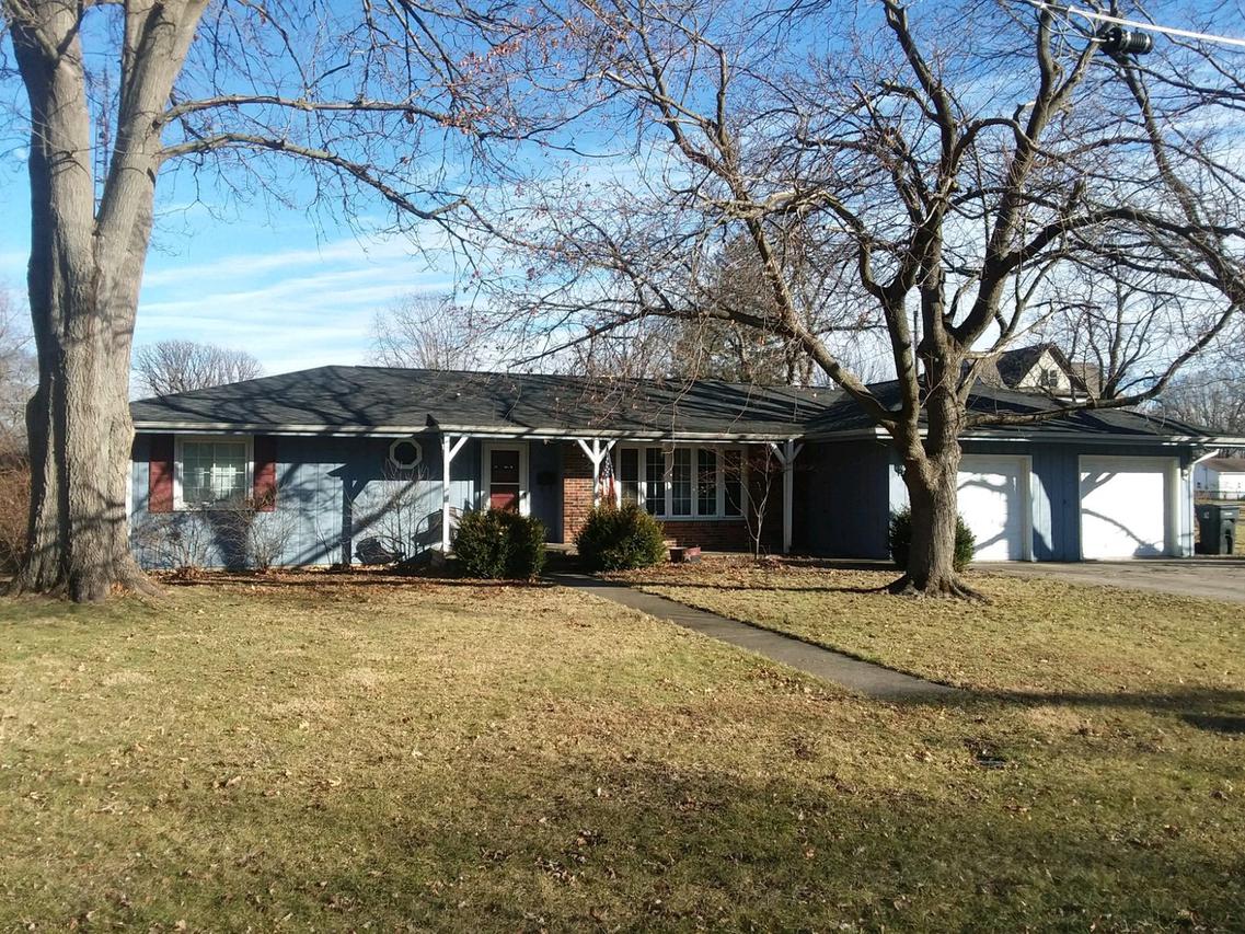 201 N Henson Rd., Villa Grove, IL 61956