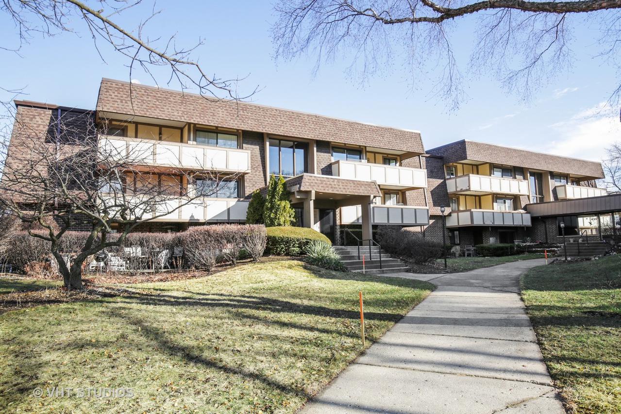 433 Cavalier Ct. #104, West Dundee, IL 60118