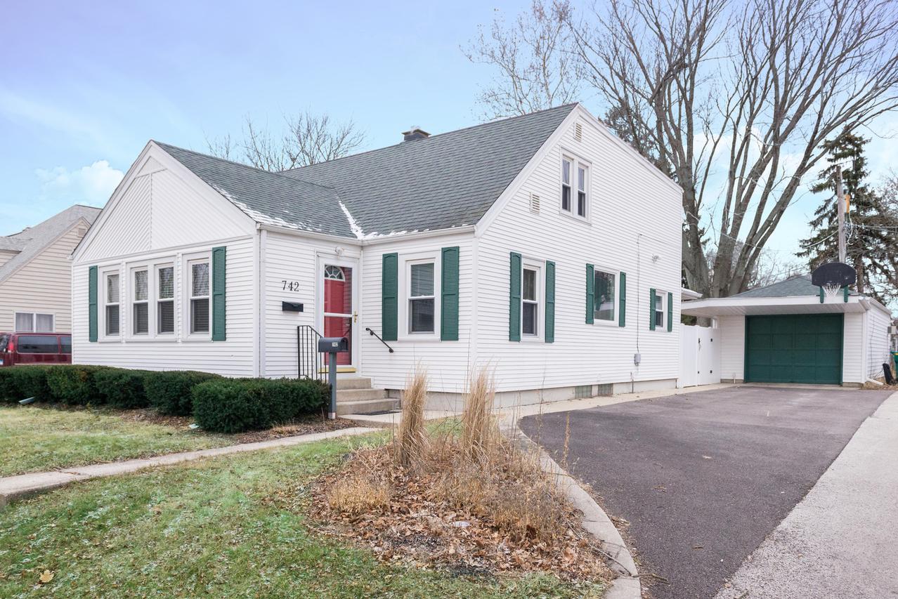 742 Ellwood Ave., Dekalb, IL 60115