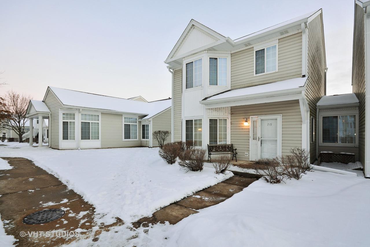 719 Hidden Creek Ln., North Aurora, IL 60542