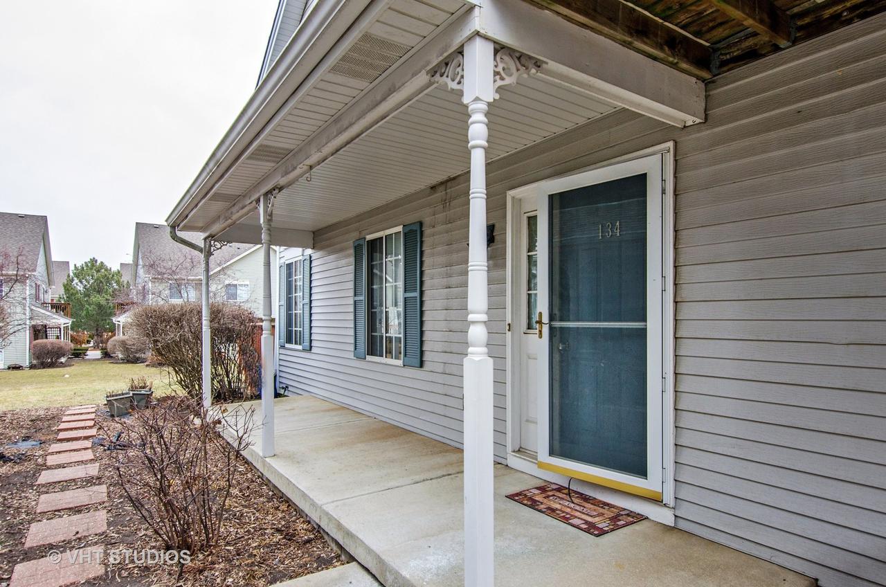 134 Village Creek Dr., Lake In The Hills, IL 60156