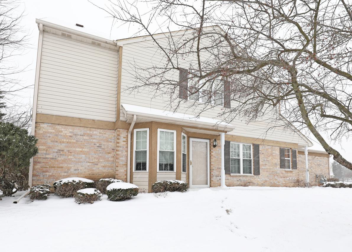 394 Crystal Ridge Dr., Crystal Lake, IL 60012