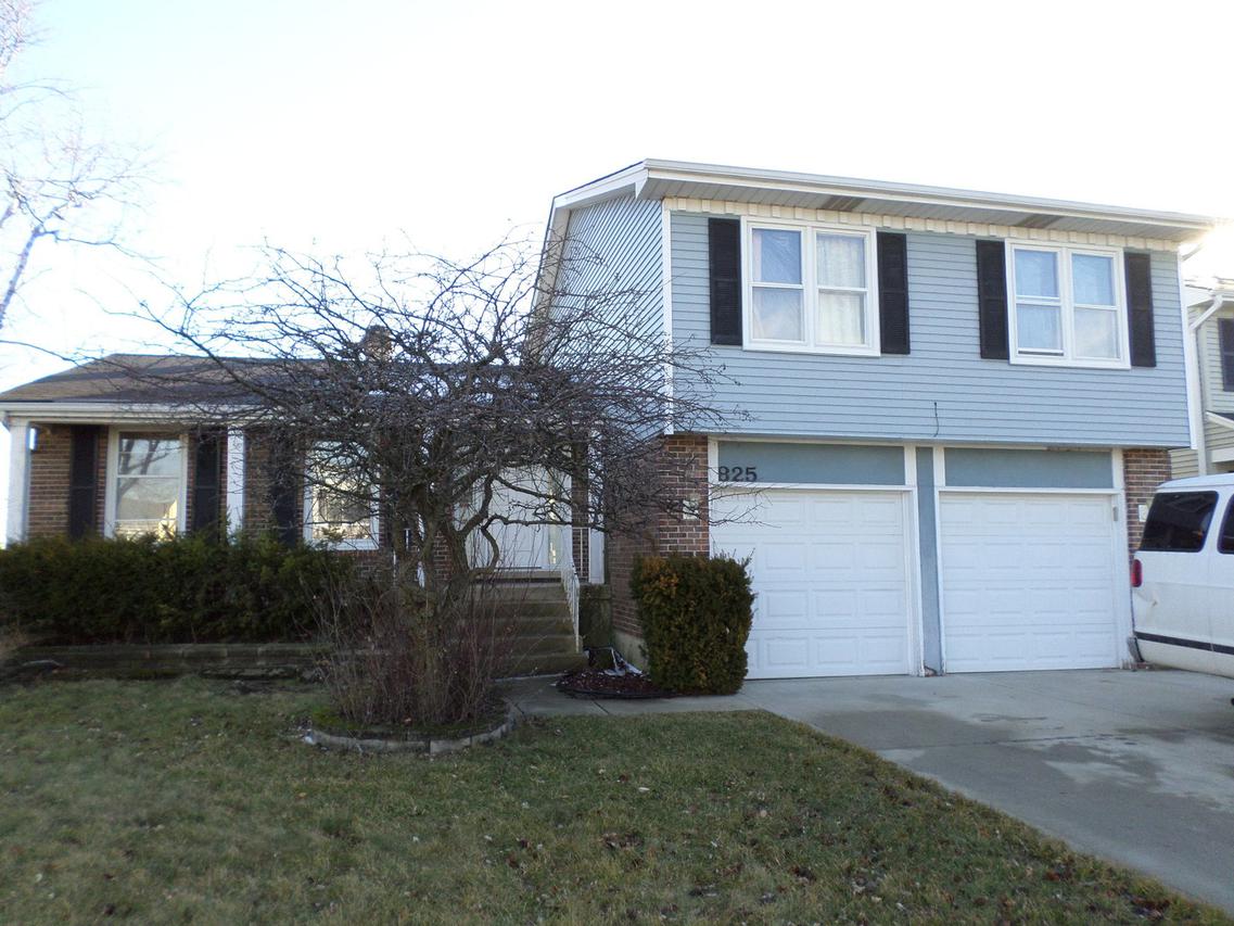 825 Pheasant Walk Dr., Schaumburg, IL 60193