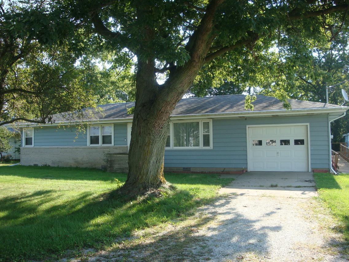 496 Park St., Cissna Park, IL 60924
