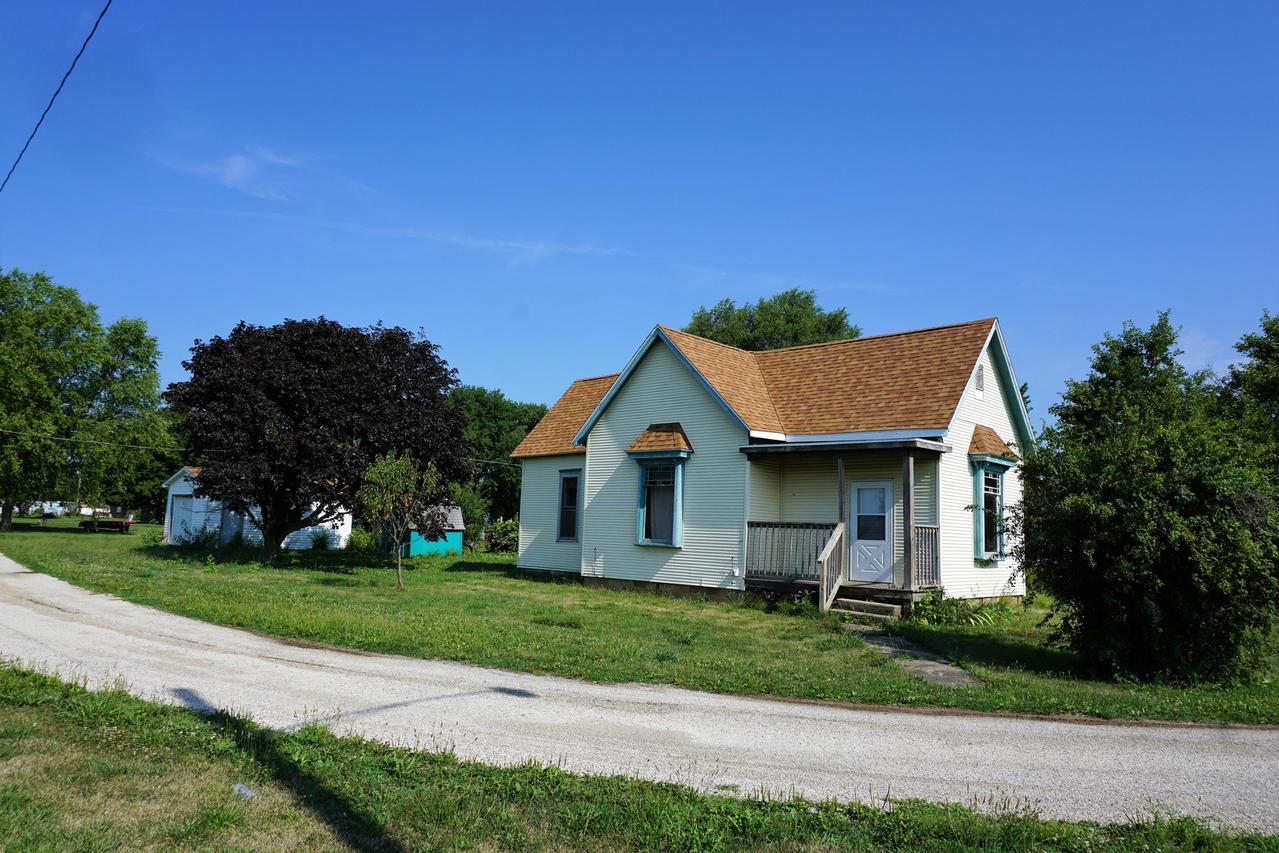 310 SE 2nd St., Garrett, IL 61919