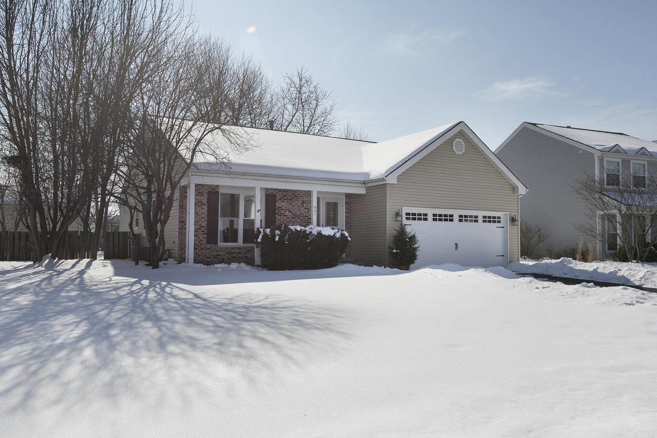 921 Mcphee Dr., Lake In The Hills, IL 60156