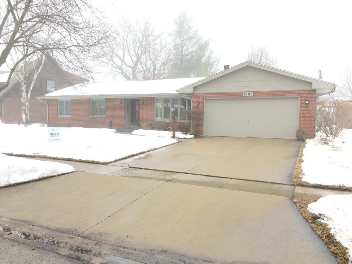 1609 Mayflower Dr., Dekalb, IL 60115