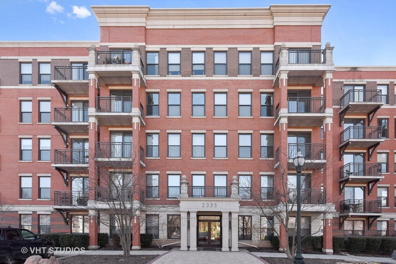 2335 W Belle Plaine Ave. #417, Chicago, IL 60618