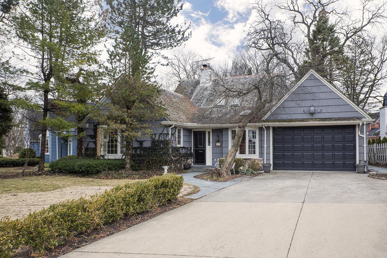 2103 Spruce Dr., Glenview, IL 60025