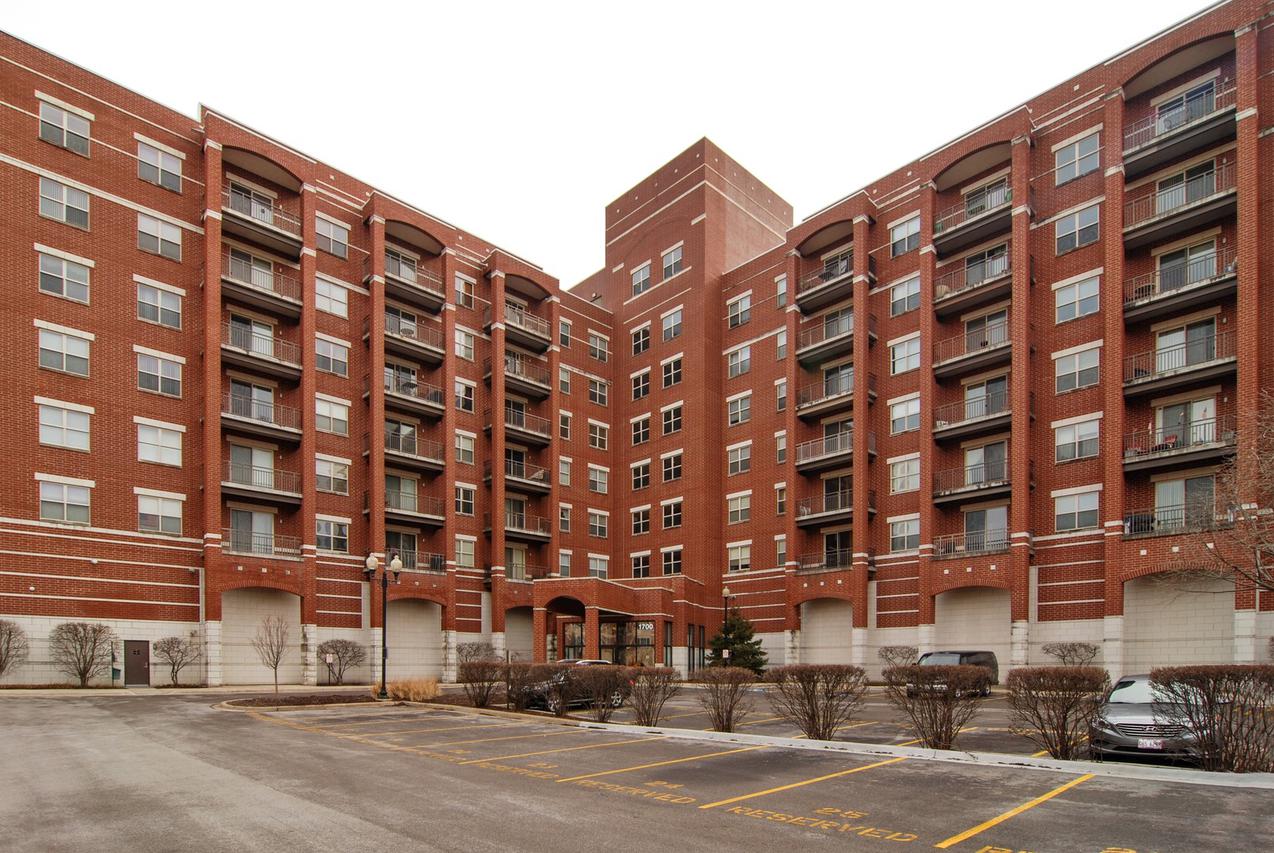 1700 Riverwoods Dr. #707, Melrose Park, IL 60160