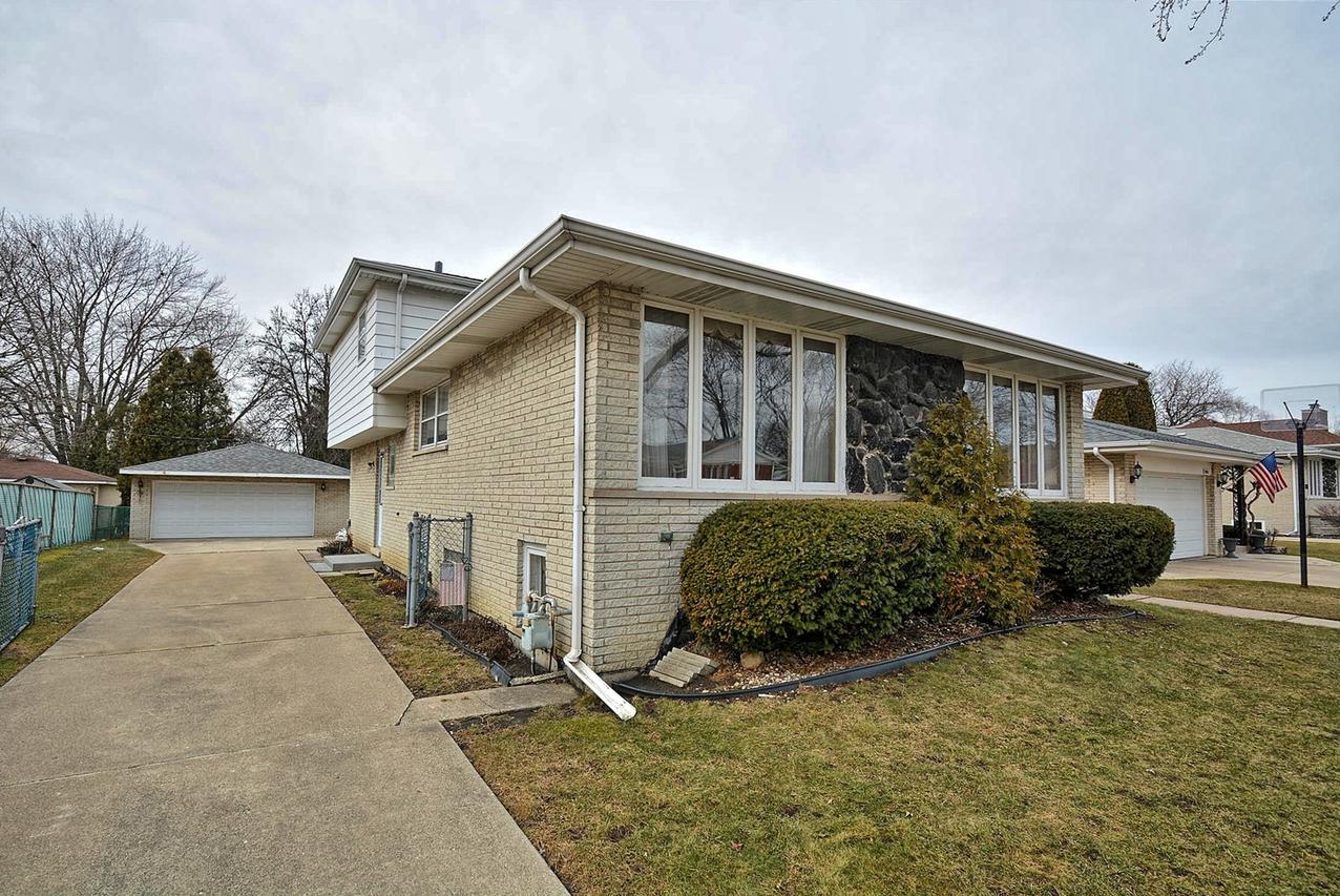 9828 S 49th Ave., Oak Lawn, IL 60453