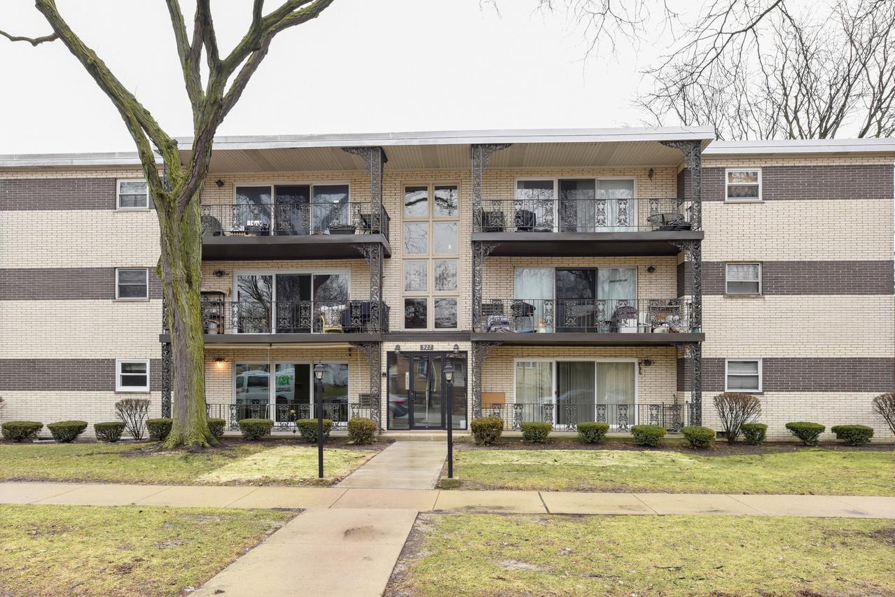 927 8th Ave. #2, La Grange, IL 60525