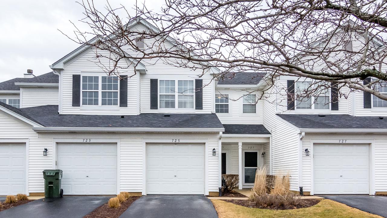 725 Genesee Dr., Naperville, IL 60563