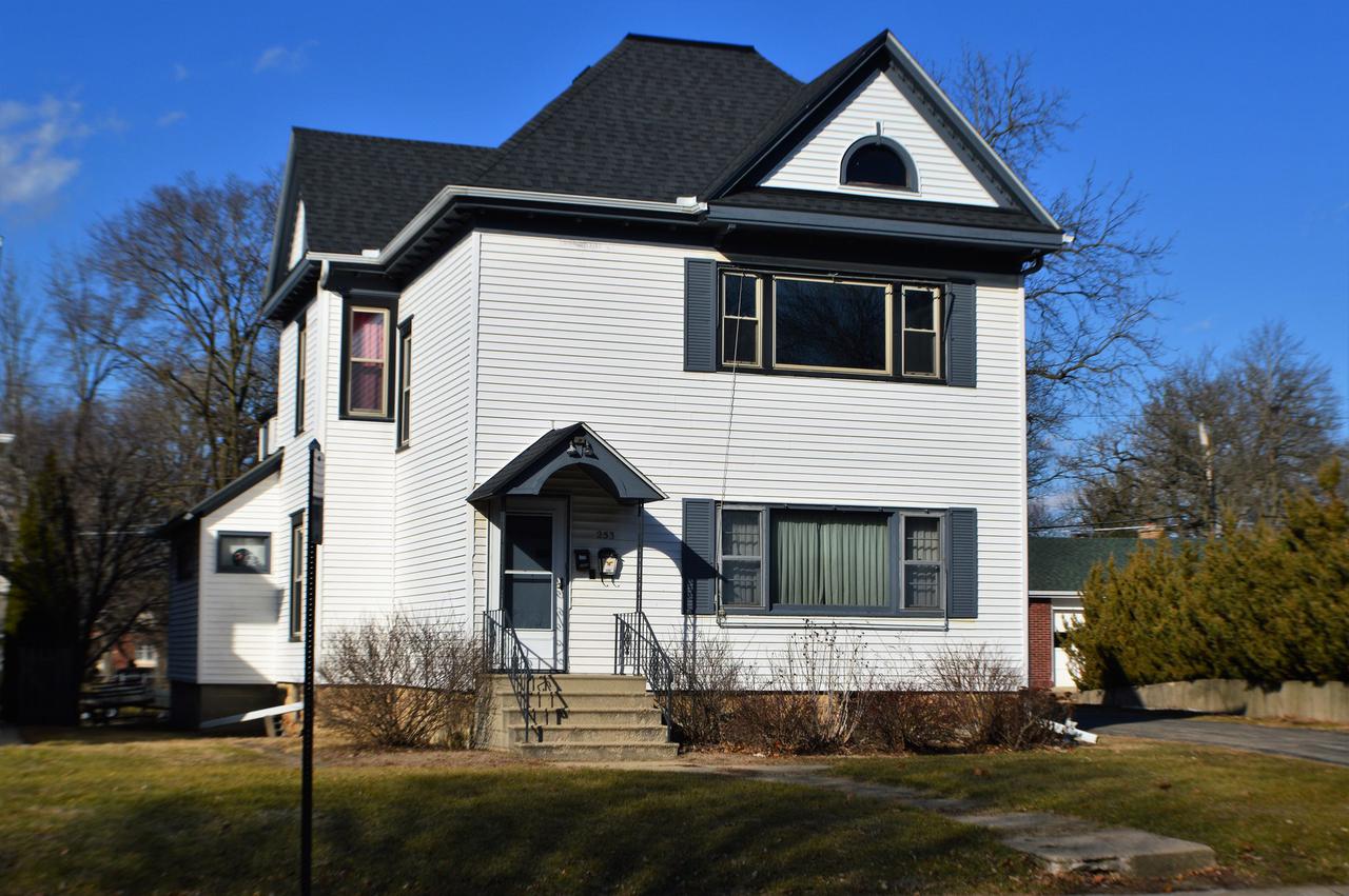253 Augusta Ave., Dekalb, IL 60115