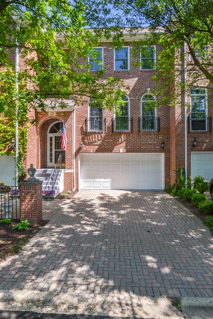 211 Campbell Ct., Geneva, IL 60134