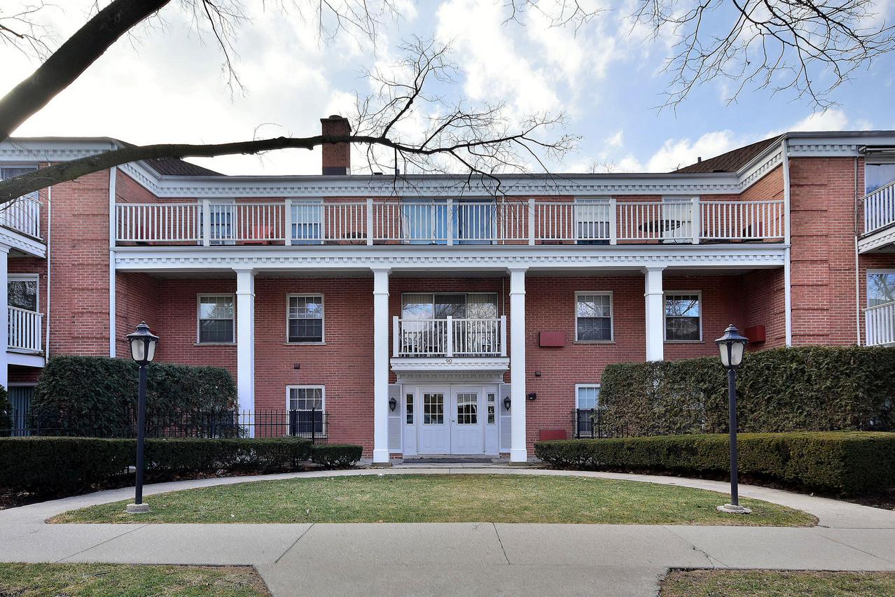 90 6th Ave. #302, La Grange, IL 60525