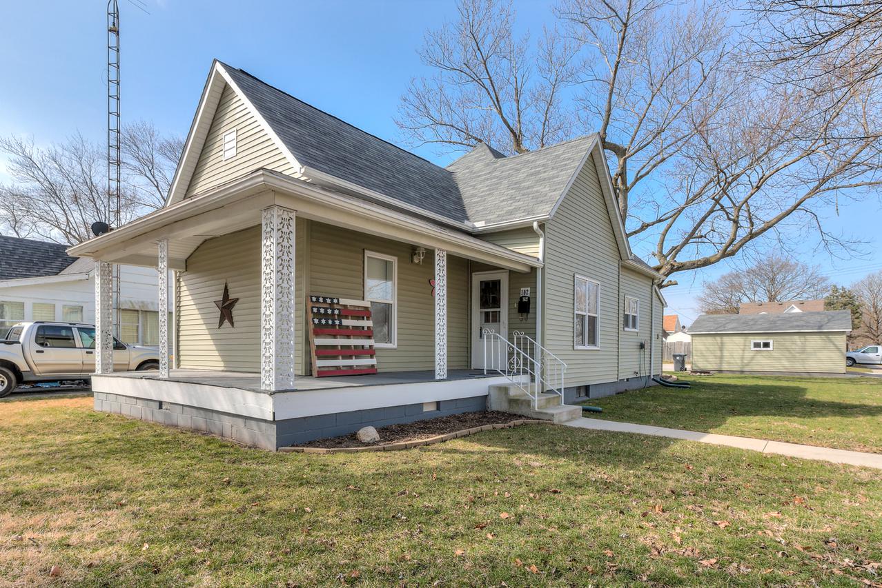 102 S Oak St., Villa Grove, IL 61956