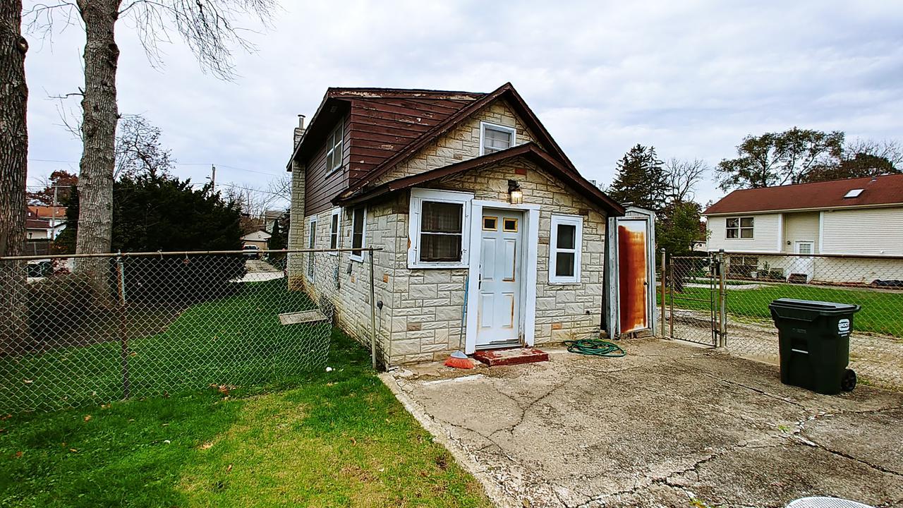 225 Shadydell Ave., Mundelein, IL 60060