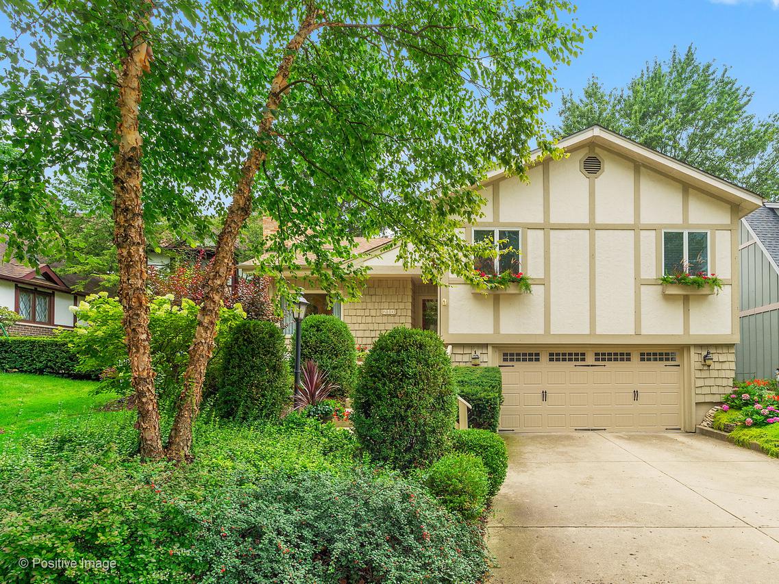 210 Grant Ave., Clarendon Hills, IL 60514